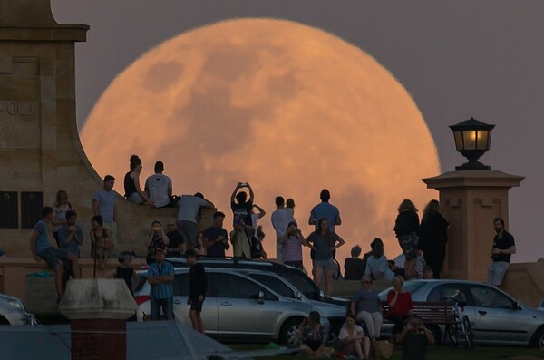 Συμπαντικό υπερθέαμα: Πεφταστέρια και super moon το βράδυ της Τρίτης