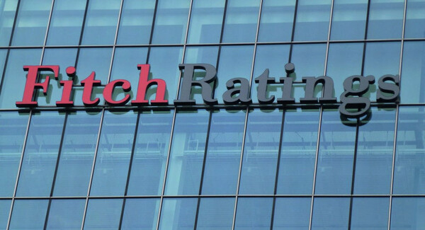 Fitch: Παραμένει υψηλός ο κίνδυνος εκτροχιασμού του ελληνικού προγράμματος