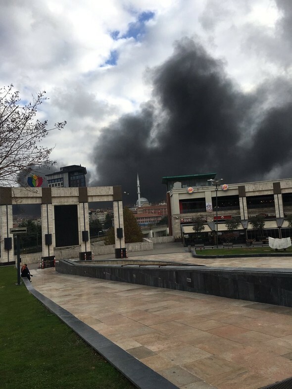 Mεγάλη φωτιά σε εργοστάσιο πλαστικών στην Κωνσταντινούπολη