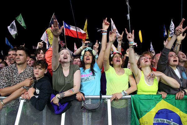 Glastonbury 2016 - Χύμα στη λάσπη με γαλότσες και βρώμικα σταράκια