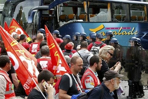 Γαλλία: Απαγόρευσαν τις διαδηλώσεις για τα εργασιακά