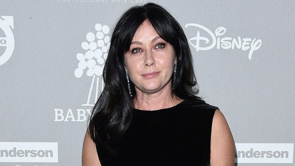 Η Shannen Doherty ξυρίζει το κεφάλι της και μοιράζεται με γενναιότητα τις δραματικές στιγμές της μάχης με τον καρκίνο