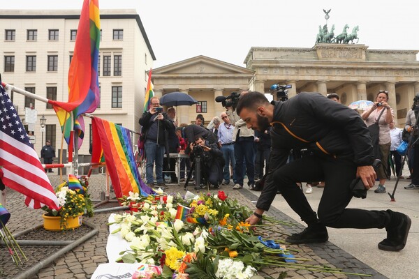 Παγκόσμια αλληλεγγύη στην LGBT κοινότητα - Στο Σύνταγμα θα τιμήσουν τη μνήμη των θυμάτων οι Αθηναίοι