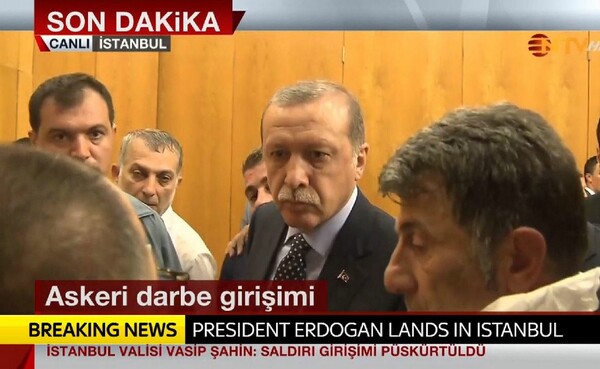 O Ερντογάν επέστρεψε θριαμβευτής στην Κωνσταντινούπολη και αποθεώθηκε στο αεροδρόμιο