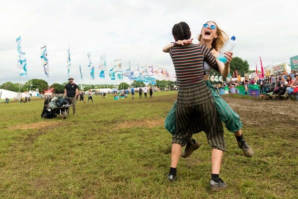 Glastonbury 2016 - Χύμα στη λάσπη με γαλότσες και βρώμικα σταράκια