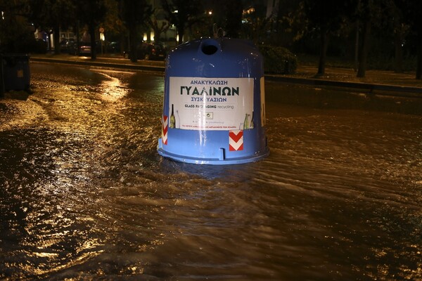 Eικόνες από τη βραδινή νεροποντή που σάρωσε την Αθήνα