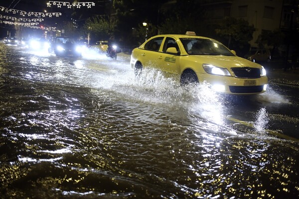 Eικόνες από τη βραδινή νεροποντή που σάρωσε την Αθήνα