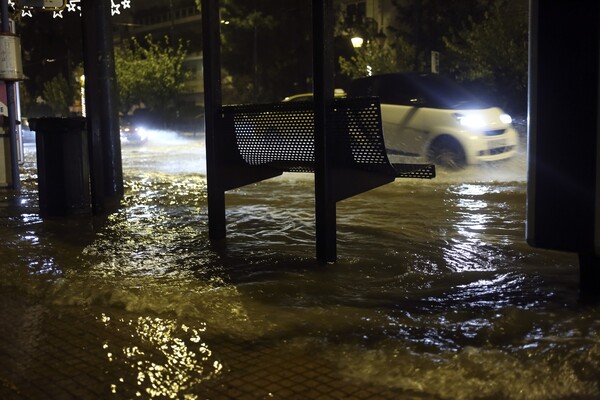 Eικόνες από τη βραδινή νεροποντή που σάρωσε την Αθήνα