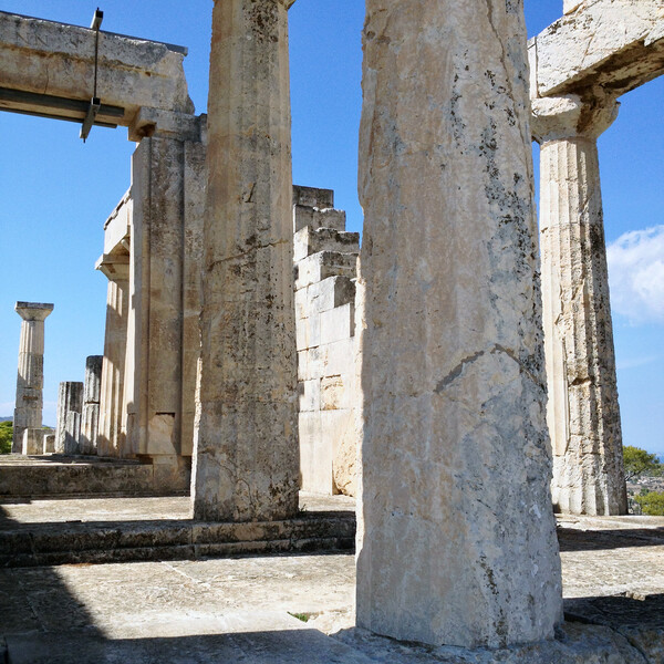 Ο ναός της Αφαίας στο φως μιας καλοκαιρινής μέρας