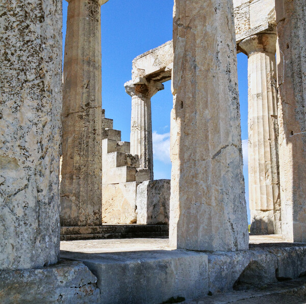 Ο ναός της Αφαίας στο φως μιας καλοκαιρινής μέρας