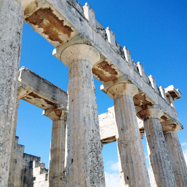 Ο ναός της Αφαίας στο φως μιας καλοκαιρινής μέρας