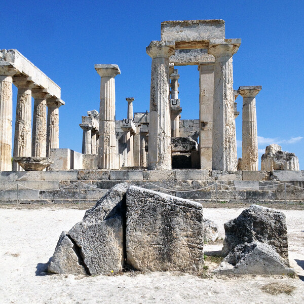 Ο ναός της Αφαίας στο φως μιας καλοκαιρινής μέρας