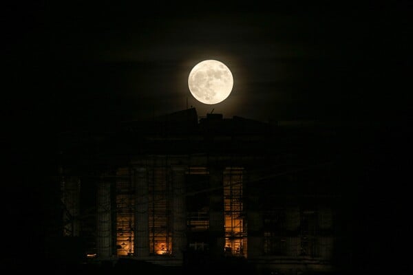 Supermoon: Η μεγαλύτερη Πανσέληνος των τελευταίων 70 ετών φωτίζει τον πλανήτη