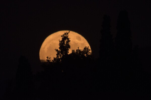 Supermoon: Η μεγαλύτερη Πανσέληνος των τελευταίων 70 ετών φωτίζει τον πλανήτη