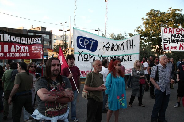 Σαν σήμερα, πριν από ένα χρόνο, Τσίπρας, Βαρουφάκης και Κωνσταντοπούλου πανηγυρίζουν μαζί το άνοιγμα της ΕΡΤ