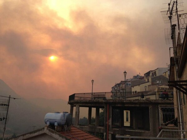 Δεκάδες πυρκαγιές ξέσπασαν στη Σικελία (φωτό)