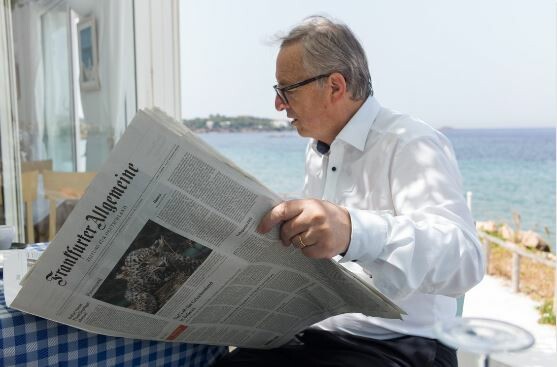 Ο Γιούνκερ στέλνει μήνυμα στους Έλληνες από μια ταβέρνα στην Ελλάδα