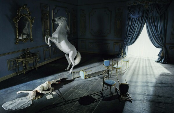 Στον περίεργο, μαγικό κόσμο του Tim Walker