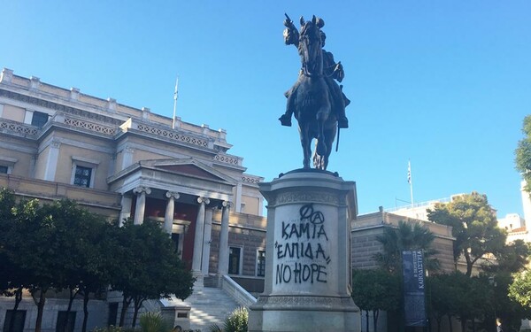 Βανδάλισαν το άγαλμα του Κολοκοτρώνη στην Παλιά Βουλή