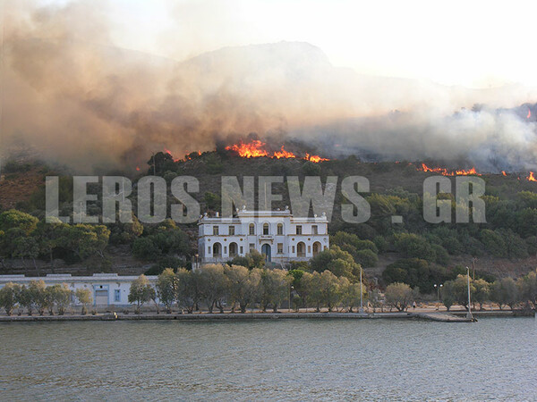 Συμπλοκές προσφύγων και πυρκαγιά κοντά στο hot spot της Λέρου