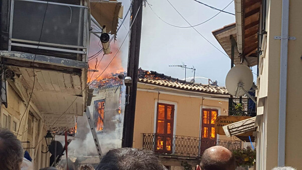 Υπό έλεγχο πλέον η μεγάλη φωτιά στην παλιά πόλη της Λευκάδας