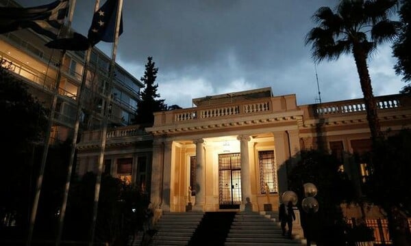 To πρώτο σχόλιο του Μαξίμου για τον Τραμπ με αιχμές για τις δημοσκοπήσεις