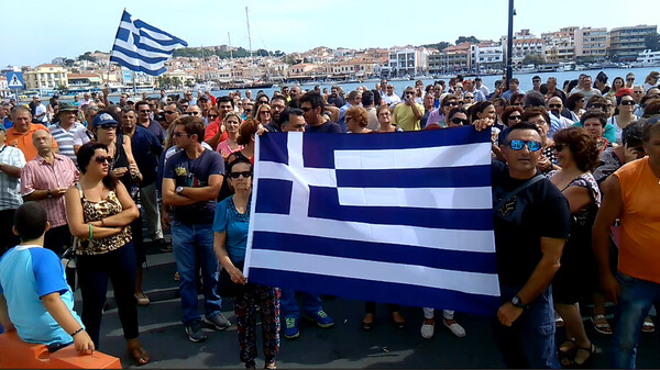 Εκρηκτική η κατάσταση στη Λέσβο- Επεισόδια και φωτιές στο κέντρο κράτησης