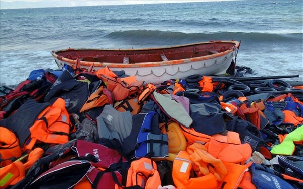 Τουριστικό σκάφος με 100 πρόσφυγες προσάραξε στη Λέσβο