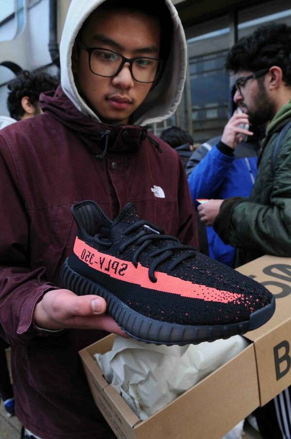 O Κanye West στο νοσoκομείο και έξω χάος για τα Yeezy