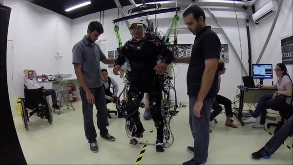 Σύστημα εικονικής πραγματικότητας και ρομποτικού εξωσκελετού δίνει νέες ελπίδες στους παράλυτους ανθρώπους
