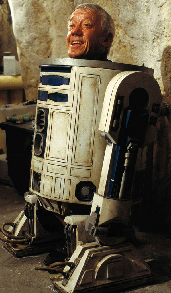 Πέθανε ο Kenny Baker - Ο άνθρωπος πίσω από τον R2-D2, το θρυλικό ρομπότ των Star Wars