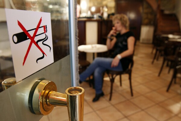 ΕΛΣΤΑΤ: Επτά στους δέκα Έλληνες δεν καπνίζουν