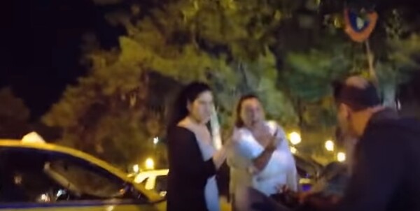 Αυτό το βιντεάκι με τις γυναίκες που τσακώνονται με τους ταξιτζήδες στην Αθήνα μοιάζει βγαλμένο από ταινία...