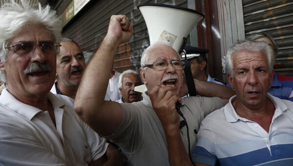 Οι συνταξιούχοι δίνουν ραντεβού για να κάψουν τις επιστολές Κατρούγκαλου