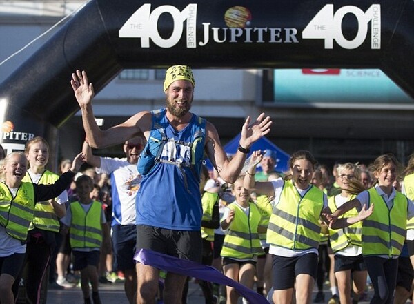 Ο βρετανός Μπεν Σμιθ έτρεξε 401 μαραθωνίους σε 401 μέρες για έναν πολύ ιδιαίτερο σκοπό
