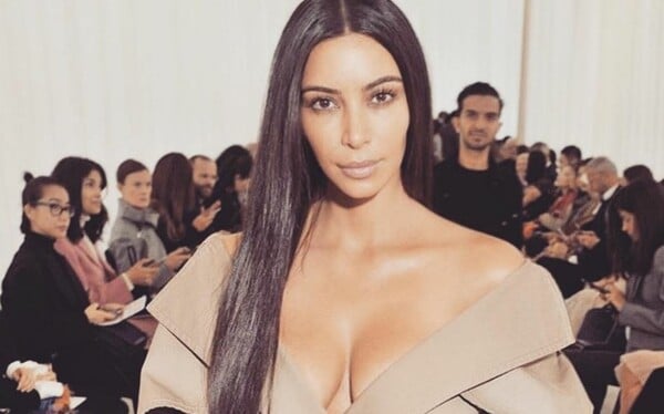 Η Kim Kardashian εμφανίζεται χωρίς μακιγιάζ σε επίδειξη μόδας και το ίντερνετ διχάζεται, απορεί, γελά...