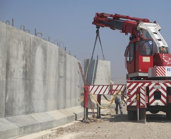 Η Τουρκία χτίζει τείχος στα σύνορα με τη Συρία και θα το έχει έτοιμο σε 5 μήνες