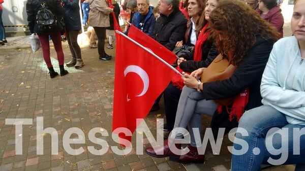 Ουρές Τούρκων έξω από το σπίτι του Κεμάλ στη Θεσσαλονίκη