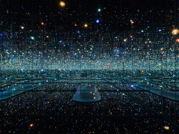 Ο παράξενος, εκθαμβωτικός κόσμος της Yayoi Kusama