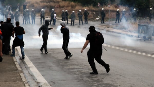 Σκηνικό πολέμου στο Μενίδι: Κάτοικοι έβαλαν φωτιά σε σπίτια Ρομά, πυροβολισμοί, επεισόδια και πέτρες σε τρένο