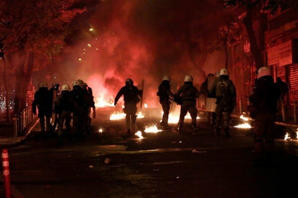 Επεισόδια για ακόμη μια νύχτα στα Εξάρχεια - Δύο συλλήψεις