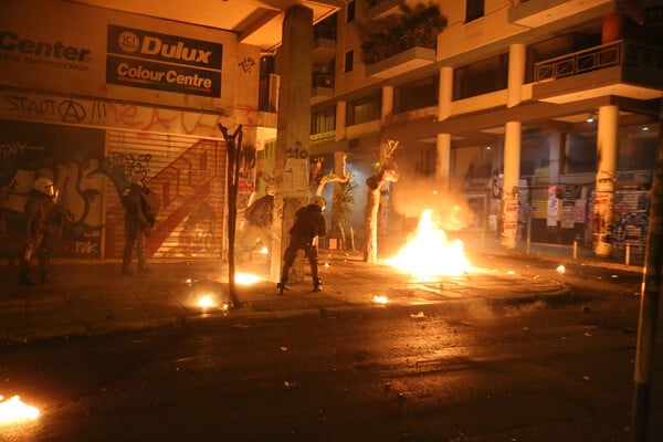 Νύχτα με βροχή μολότοφ και συλλήψεις στα Εξάρχεια