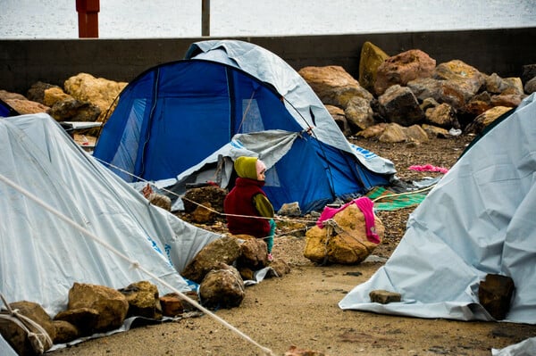 Guardian: Χιλιάδες πρόσφυγες ξεπαγιάζουν στην Ελλάδα, καθώς ΟΗΕ και ΕΕ κατηγορούνται για κακοδιαχείριση κονδυλίων