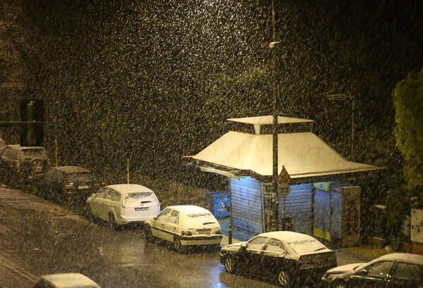 Χιονιάς με προβλήματα σε όλη τη χώρα - Έντονη χιονόπτωση στην εθνική οδό Αθηνών - Λαμίας