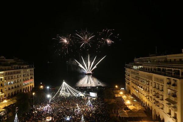 Θεσσαλονίκη: Φαντασμαγορικό θέαμα με 3.000 πυροτεχνήματα