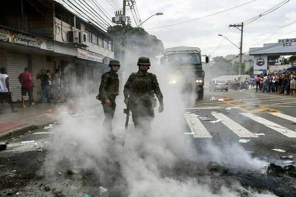 Βραζιλία: Xάος, βία και 100 νεκροί σε πολιτεία που απεργούν οι αστυνομικοί