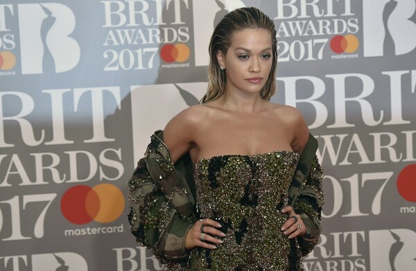 Brit Awards 2017: Oι νικητές και οι σταρς στο κόκκινο χαλί του O2 Arena στο Λονδίνο