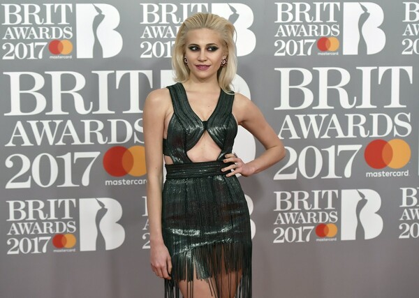 Brit Awards 2017: Oι νικητές και οι σταρς στο κόκκινο χαλί του O2 Arena στο Λονδίνο