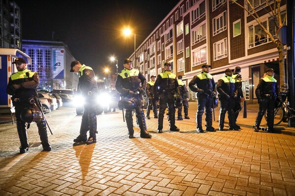 Νύχτα έντασης στην Ολλανδία: Εκατοντάδες τούρκοι διαδηλωτές έξω από το τουρκικό προξενείο στο Ρότερνταμ