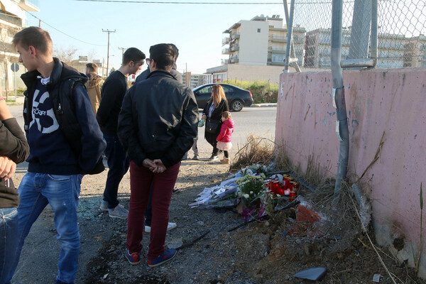 Θεσσαλονίκη: Θρήνος, συγκινητικά σημειώματα και λουλούδια στο σημείο που σκοτώθηκαν οι τέσσερις μαθητές